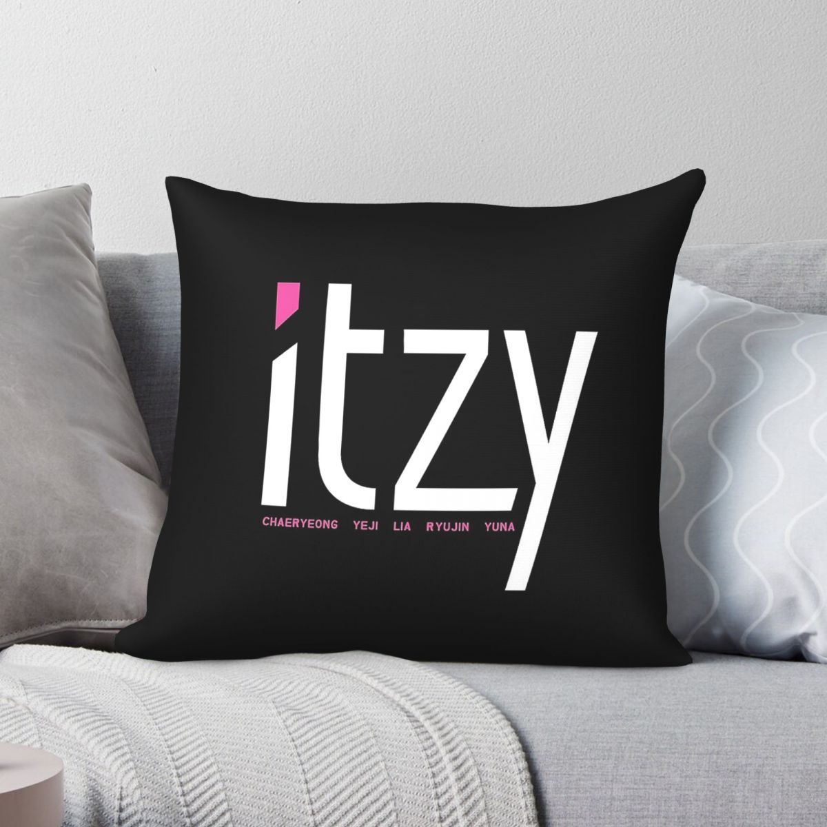 Itzy Band Dalla Dalla Square P - Home Decor Dallas 评论和价格