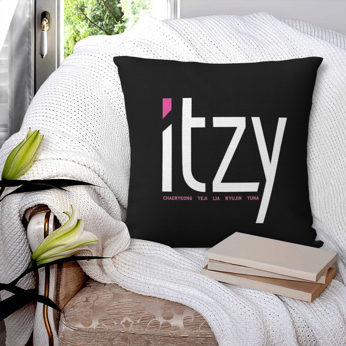 Itzy Band Dalla Dalla Square P - Home Decor Dallas 评论和价格